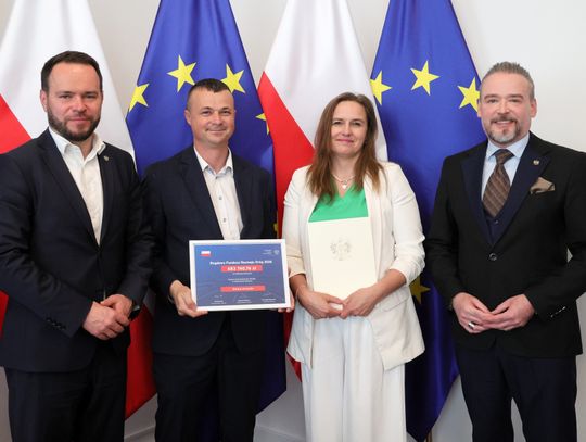 zdjęcie z podpisania umowy w urzędzie wojewódzkim na budowę drogi w Zastawiu