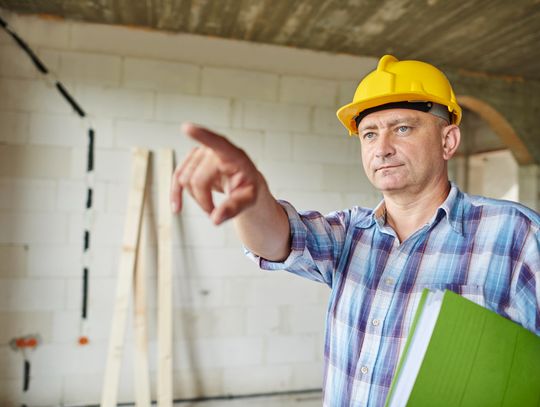 Budżetowe założenia, jakie samorządy naszego powiatu formułowały w ostatnich tygodniach minionego roku, trzeba teraz przekuć w konkret. Dotyczy to zwłaszcza, zazwyczaj wymagających finansowo i organizacyjnie, działań inwestycyjnych. Potrzebne są postępowania przetargowe.