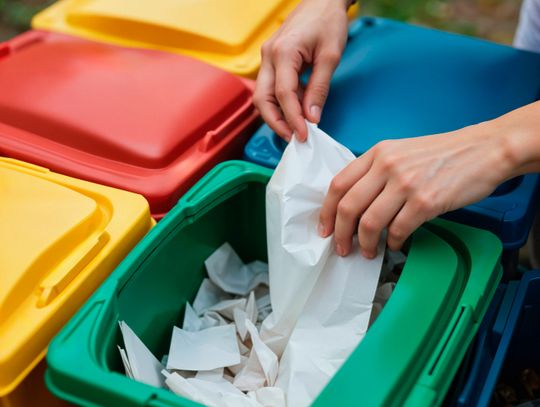 Gospodarka odpadami komunalnymi to bez wątpienia jeden z tych samorządowych obszarów, które z roku na rok wymagają coraz większych nakładów pracy. Zmieniają się dynamicznie realia związane z kosztami utrzymania systemu, ale i zasady, którymi muszą się kierować mieszkańcy.
