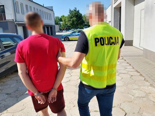 Sąd Rejonowy w Chełmie zdecydował o zastosowaniu trzymiesięcznego tymczasowego aresztu wobec 19-letniego mieszkańca powiatu chełmskiego, podejrzanego o spowodowanie śmiertelnego wypadku drogowego i kierowanie samochodem w stanie nietrzeźwości. W tragicznym zdarzeniu zginął jego 19-letni pasażer.