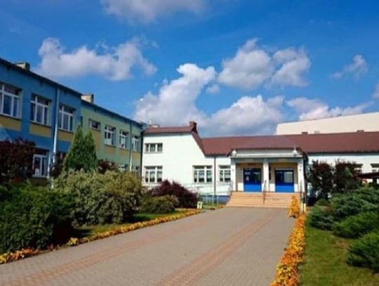 Pojawiły się nowe ustalenia w sprawie nauczycielki Szkoły Podstawowej w Wierzbicy, która w połowie sierpnia tego roku została odwołana ze stanowiska szefowej placówki.