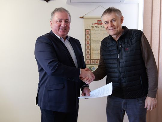 przekazanie umowy dotacyjnej dla Eko Różanka