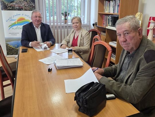 zdjecie z podpisania umowy na budowę drogi gminnej w wołczynach