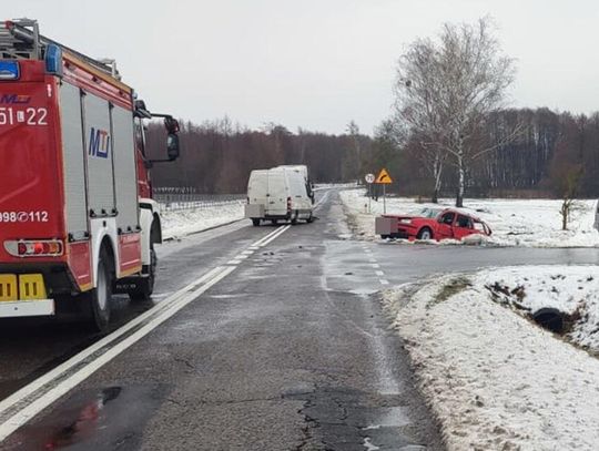 Gm. Włodawa. Zderzenie trzech pojazdów w Stawkach. Dwie osoby w szpitalu