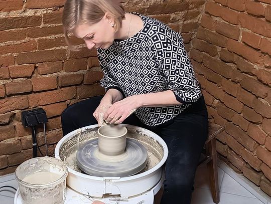 Wibrujący dźwięk telefonu. Piąta rano. Sen, który powinien przynieść ukojenie, niczego nie uleczył. Oczy otwierają się z bólem. Następny ruch, kolejny gest. Pochmurny poranek. Wirujące w głowie myśli i zaprogramowany na szereg zadań mózg. Czysta mechanika. Żadnych wzruszeń.