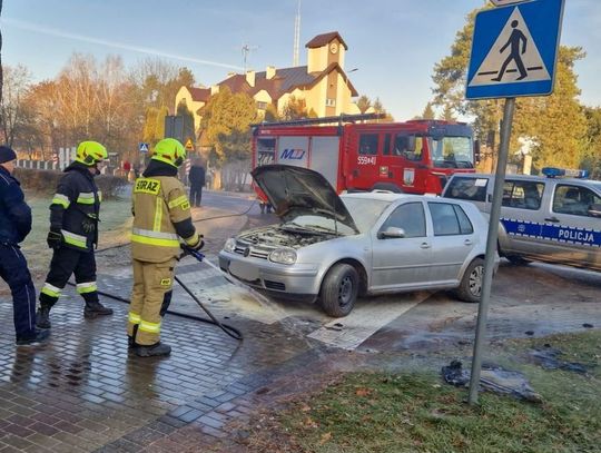 Gm. Wola Uhruska. Policjanci gasili płonącego volkswagena