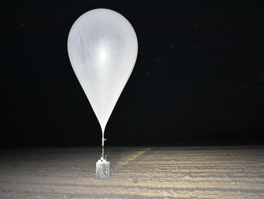 Gm. Wola Uhruska. Tajemniczy balon przy granicy. Miał podczepiony pakunek. Sprzyjał mu wiatr [ZDJĘCIA]