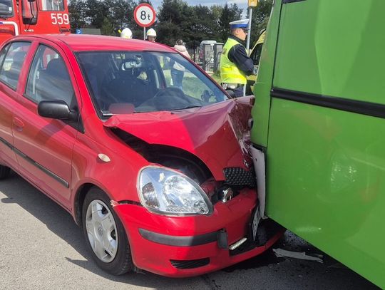 Gm. Wola Uhruska. Zjechał na przeciwny pas i toyotą uderzył w autobus