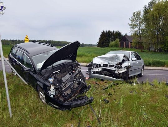 Czołówka bmw z volkswagenem. 20-latek przesadził z prędkością [ZDJĘCIA]