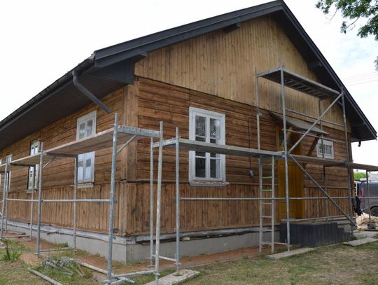 Władze gminy przystąpiły do realizacji zadania inwestycyjnego pod nazwą „Ochrona dziedzictwa kulturowego gminy Żmudź poprzez modernizację świetlicy wiejskiej w Pobołowicach”. Postanowiliśmy sprawdzić, jaki zakres praz przewidziano.