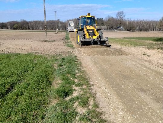 Mieszkańcy jedenastu sołectw mogą już korzystać z poprawionej infrastruktury drogowej. Urząd poinformował oficjalnie o zakończeniu prac polegających na dostawie oraz wbudowaniu kruszywa na nieutwardzonych drogach. To zadanie, które trzeba realizować cyklicznie.