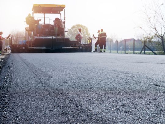 Gm. Żmudź. Nowy asfalt lada dzień. Wykonawca nie próżnuje
