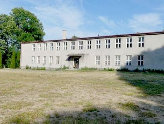 Gmina Fajsławice: Zburzą szkołę, postawią stadion