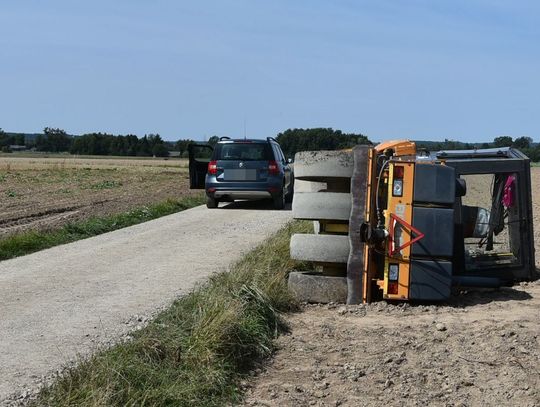 Gmina Izbica. Wypadek podczas utwardzania drogi. Walcem wjechał do rowu