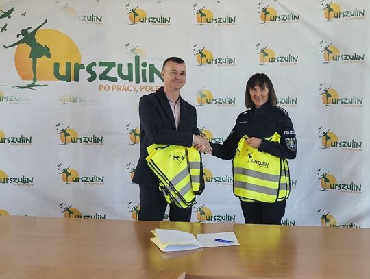 przekazanie kamizelek odblaskowych  przez wójta funkcjonariuszce policji