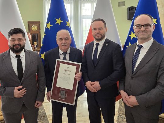 wspólne zdjęcie wójta, sołtysa, wojewody i dyrektora chełmskiej delegatury LUW