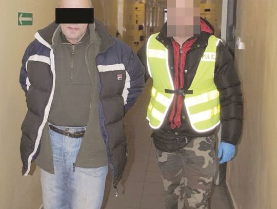 Grożąc pistoletem, zażądał łupu