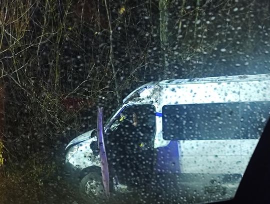 Groźne dachowanie busa w Sawinie. Pasażerowie na szczęście bez obrażeń