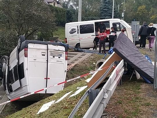Groźne dachowanie w Izbicy
