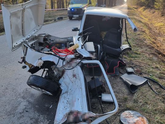 Groźny wypadek. Fiat 126p rozpadł się na dwie części! W środku był 7-latek [ZDJĘCIA]