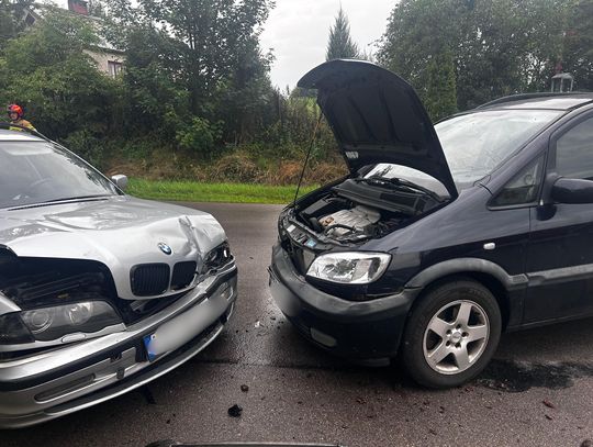 Groźny wypadek w Stężycy Łęczyńskiej – dwie osoby ranne, droga zablokowana!