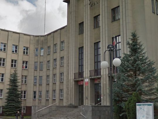 Grupowo jeszcze nie zwalniają