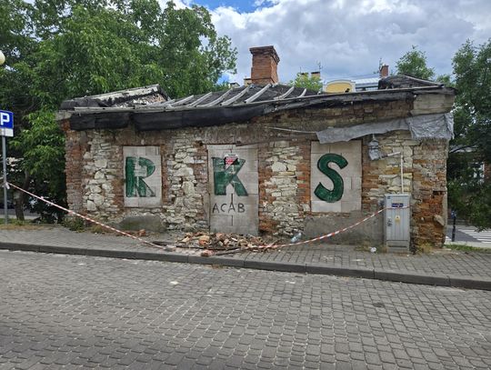 Chełm. Gruz sypie się na chodnik, nadzór budowlany zapowiada działania