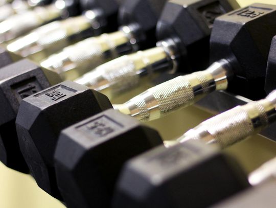 Hantle żeliwne czy bitumiczne - jak wybrać odpowiedni sprzęt do domowej siłowni?