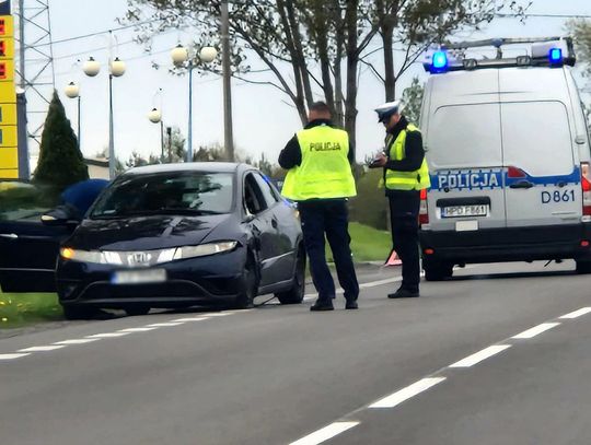 Honda otarła się o ciężarówkę. Jeden z kierowców nawet tego nie zauważył