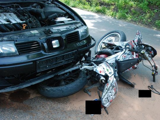 17-letni motorowerzysta wślizgiem wjechał pod seata