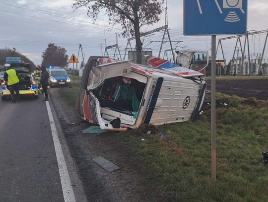 Bmw zajechało drogę karetce na sygnale. Ranny został pacjent i ratownik [ZDJĘCIA]