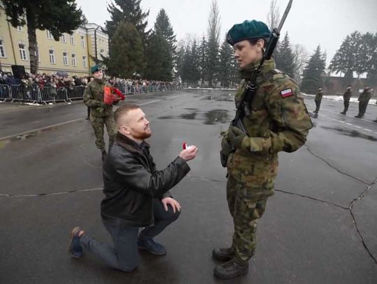 Narzeczona zaniemówiła! Oświadczył jej się podczas żołnierskiej przysięgi