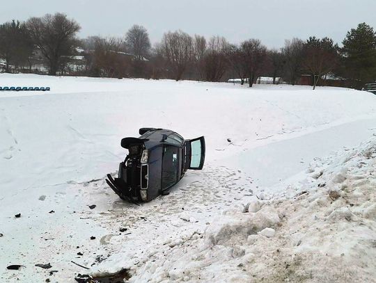 Skoda na tafli lodu. Samochód wypadł z drogi i wylądował w kanale