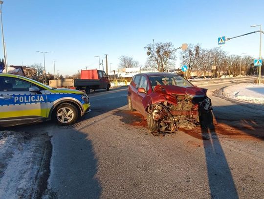 We Włodawie na skrzyżowaniu ulic Lubelskiej i Jana Pawła II 32-latek kierujący Fordem Mondeo uderzył w Toyotę i latarnię.