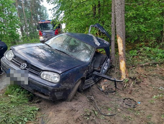 Kierujący volkswagenem uderzył w drzewo. Z auta wydostali go druhowie OSP Kierujący volkswagenem uderzył w drzewo. Z auta wydostali go druhowie OSP