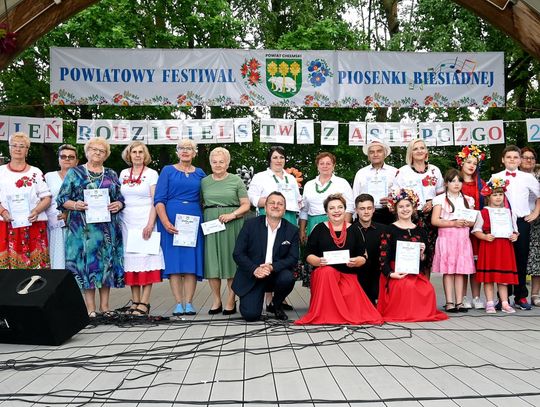 III Powiatowy Festiwal Piosenki Biesiadnej i Święto Rodzin Zastępczych w Nowinach [ZDJĘCIA + FILM]
