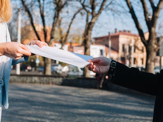 Ile samorząd wydaje na wynagrodzenia burmistrza i jego zastępcy, a jakie są koszty dodatkowe związane z funkcjonowaniem kierownictwa urzędu? O te kwestie zapytała w swojej niedawnej interpelacji radna Henryka Wiśniewska. W odpowiedzi na jej pismo burmistrz Gabriel Adamiec przedstawił dane.