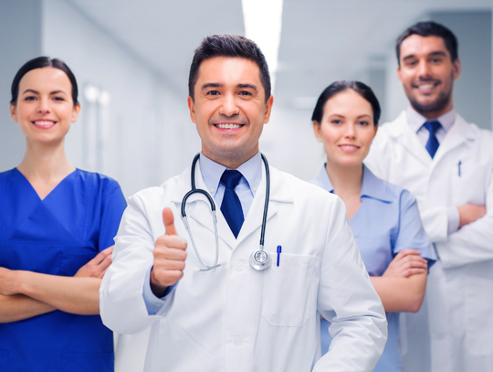 Ile ma zarabiać polski lekarz? Porównali pensje w innych krajach