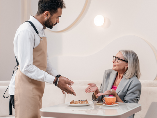 Inspektor idzie na obiad do restauracji. Długa lista grzechów