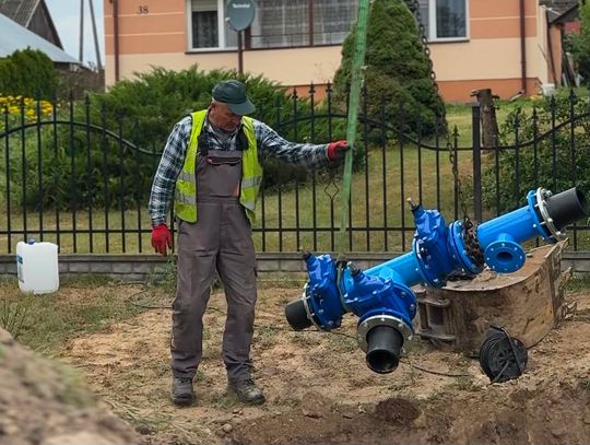 Trwająca modernizacja sieci wodociągowej w gminie Leśniowice wzbudziła wątpliwości jednego z mieszkańców, który zwrócił się do naszej redakcji z pytaniami dotyczącymi prowadzonych prac. Jego zdaniem montowane rury wydają się mieć mniejszą średnicę niż te, które funkcjonowały w dotychczasowej sieci.