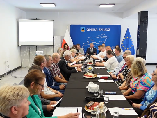 Podczas sesji Rady Gminy Żmudź, która odbyła się 17 czerwca 2026 roku, radni debatowali nad „Raportem o stanie Gminy Żmudź za 2025 rok”. Dokument podsumowujący działalność samorządu obejmował najważniejsze informacje dotyczące sytuacji finansowej, inwestycyjnej, społecznej i gospodarczej gminy.