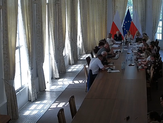 Rejowiec zakończył 2025 rok bez zadłużenia, z rekordową nadwyżką operacyjną przekraczającą 5,8 mln zł i inwestycjami wartymi ponad 12 mln zł. Takie wyniki przekonały wszystkich radnych, którzy podczas ostatniej sesji jednogłośnie udzielili burmistrzowi wotum zaufania.