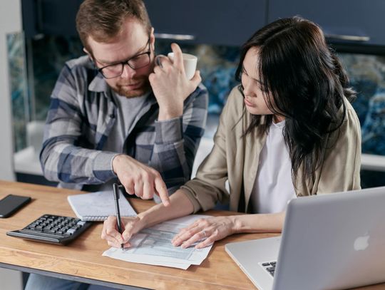 Jak planować większe wydatki, żeby nie przepłacić? Praktyczny poradnik dla osób modernizujących dom lub kupujących samochód