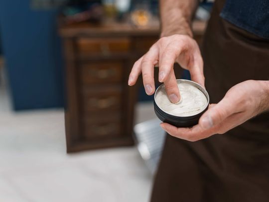 Jak wybrać pomadę do włosów dostosowaną do różnych typów i stylizacji?