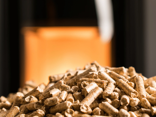 Jaki kocioł na pellet sprawdzi się w twoim przypadku – na co zwrócić uwagę przy wyborze urządzenia grzewczego