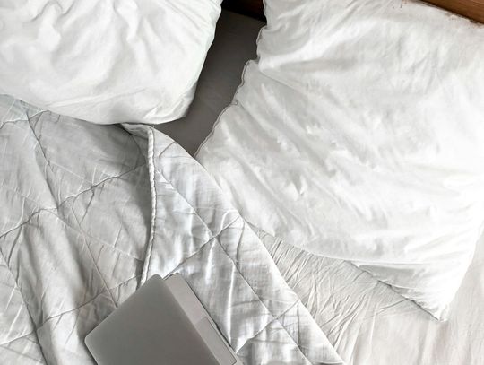 Jaki rozmiar poduszki jest najlepszy do spania dla dorosłego człowieka?