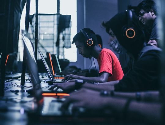 Jakie zalety ma karta graficzna GeForce RTX 4080?