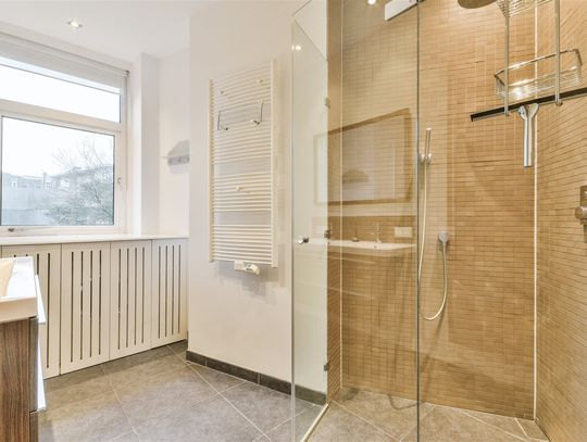 Kabina prysznicowa narożna czy walk-in – różnice w praktyce