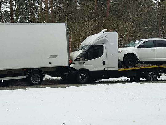 Karambol w Żukowie. Laweta zmiażdżyła tył dostawczego auta [ZDJĘCIA]