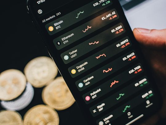 Karta płatnicza do kryptowalut – co można kupić, jak działa cashback i czy warto ją mieć?